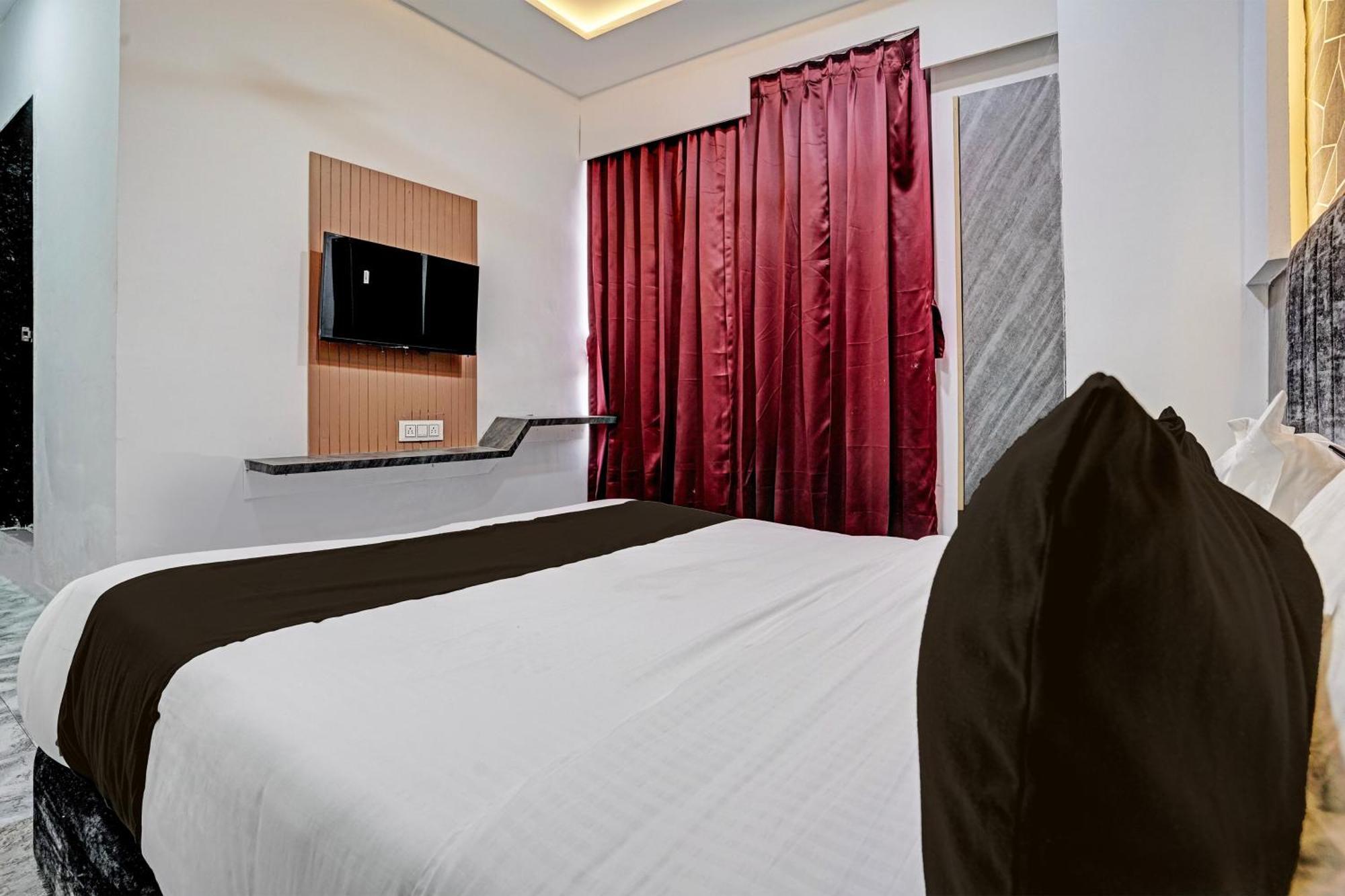 Hotel O Star Galaxy Сурат Экстерьер фото