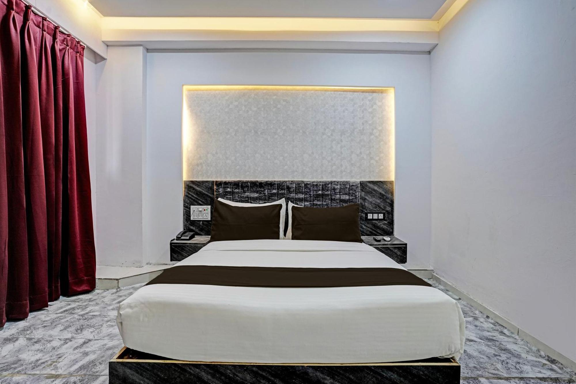 Hotel O Star Galaxy Сурат Экстерьер фото
