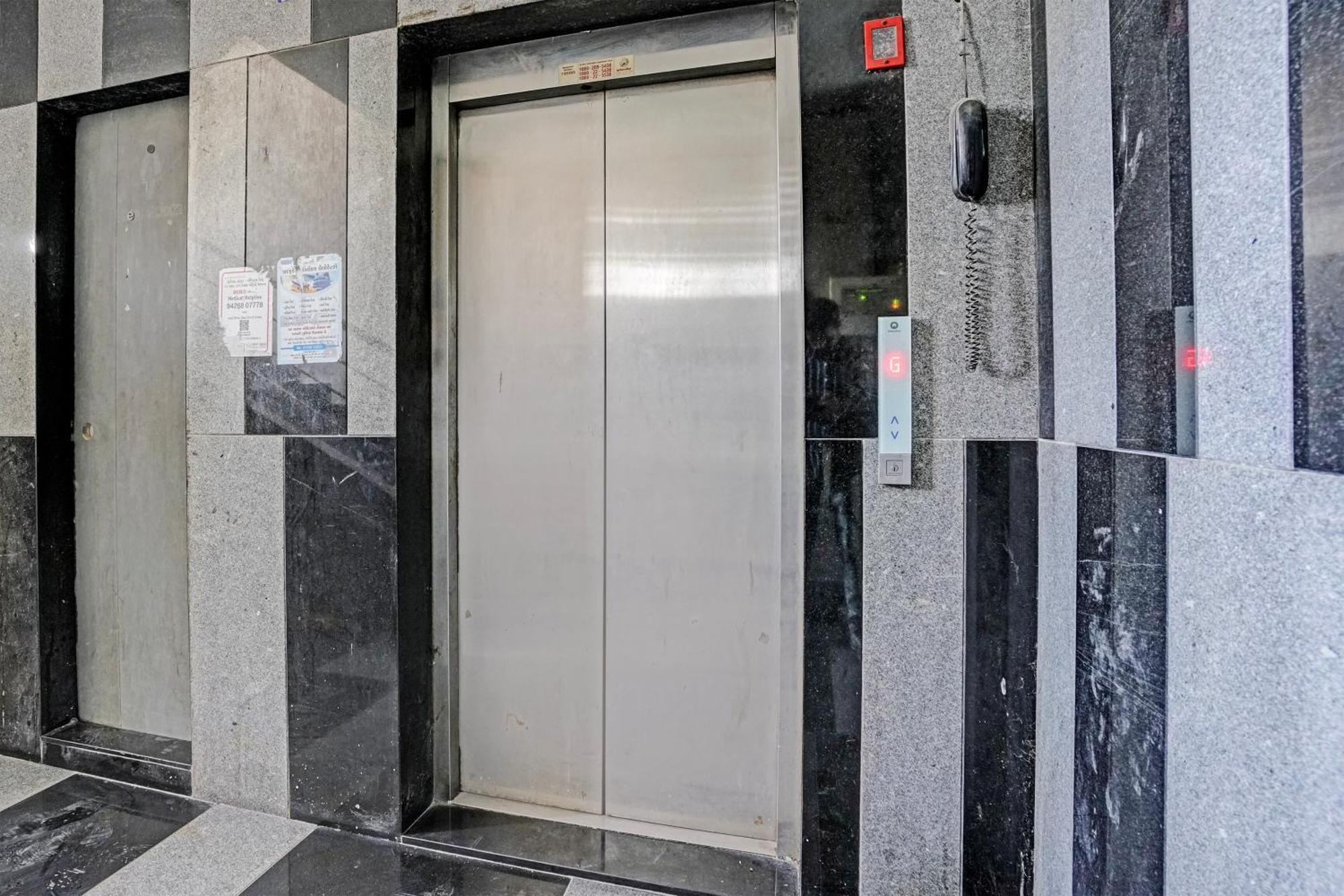 Hotel O Star Galaxy Сурат Экстерьер фото