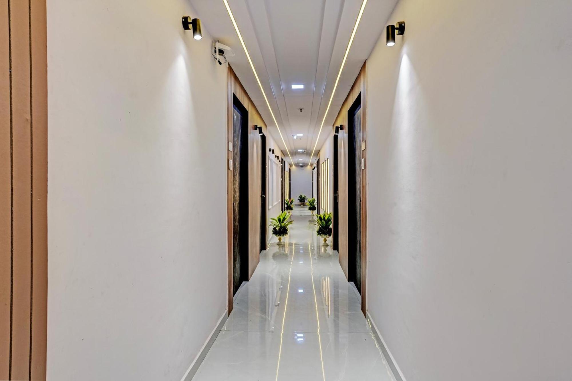 Hotel O Star Galaxy Сурат Экстерьер фото